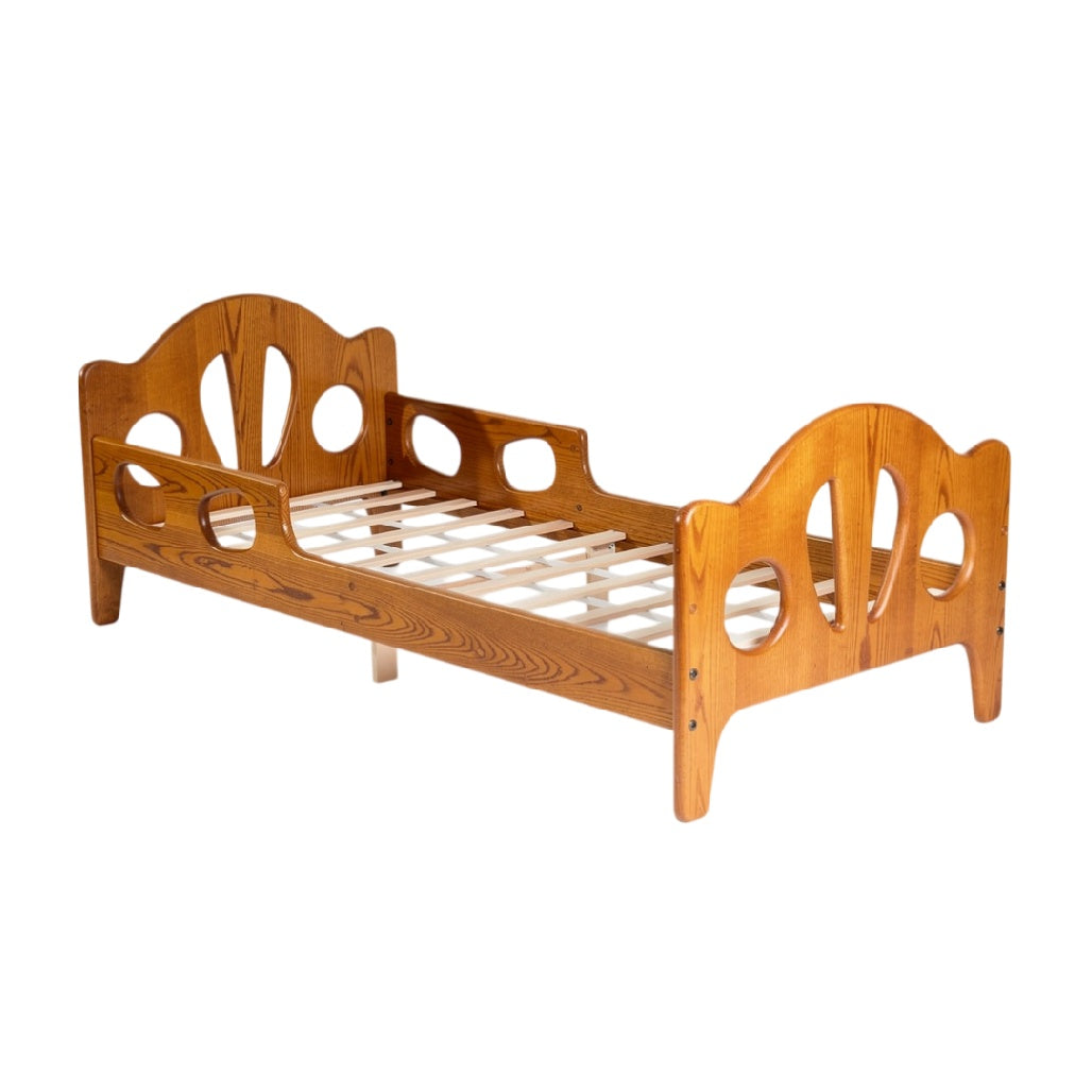 **Lit en bois avec design ajouré**